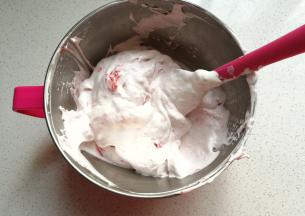 翻拌均匀，然后装入裱花袋，裱花袋提前装上自己喜欢的裱花嘴；