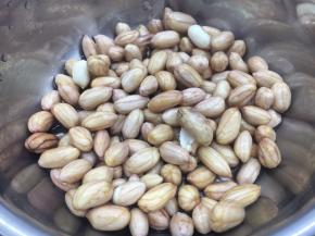 将花生米提前泡发好煮熟备用。