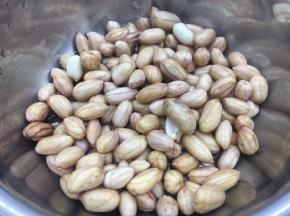 将花生米提前泡发好煮熟备用。
