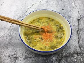 放入胡萝卜碎末切搅拌均匀。