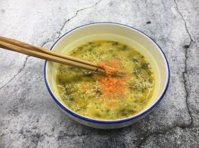 放入胡萝卜碎末切搅拌均匀。