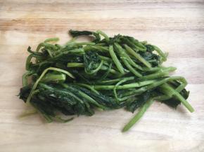 雪菜用清水泡一个小时后清洗数遍后沥干水分。