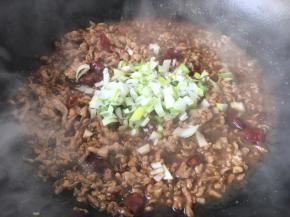 放入葱花，翻炒均匀。