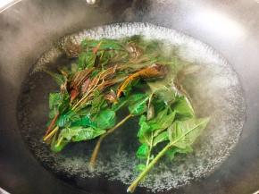 香椿焯烫1分钟。 香椿含有硝酸盐和亚硝酸盐，食用有一定风险，所以食用前在沸水中焯烫1分钟左右，可以除去三分之二以上的亚硝酸盐和硝酸盐，同时还可以更好地保存香椿的绿色。