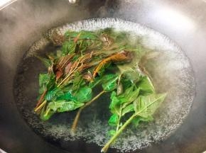 香椿焯烫1分钟。 香椿含有硝酸盐和亚硝酸盐，食用有一定风险，所以食用前在沸水中焯烫1分钟左右，可以除去三分之二以上的亚硝酸盐和硝酸盐，同时还可以更好地保存香椿的绿色。