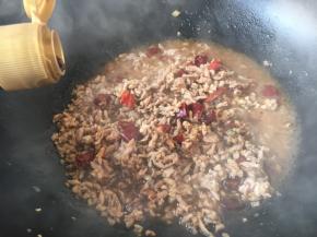 放入2勺的生抽和1小勺的老抽。