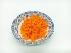 将胡萝卜切成碎末。