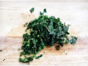 把香椿切成碎末。