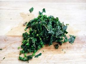 把香椿切成碎末。