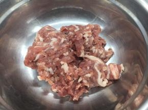 猪肉200g，切成肉末。