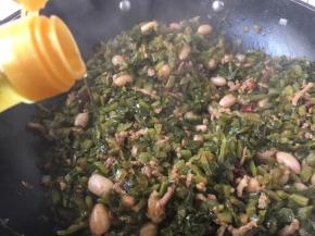 放入1勺的花椒油翻炒均匀即可。