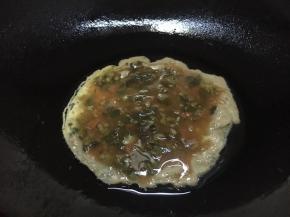 垂直倒入鸡蛋液后，鸡蛋液自然形成一个圆形。