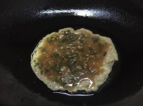 垂直倒入鸡蛋液后，鸡蛋液自然形成一个圆形。