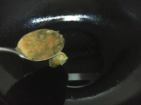 锅温热后，在锅底抹一层油，油温3成热时放入1勺的鸡蛋液。