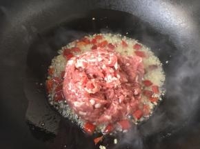 放入肉末。