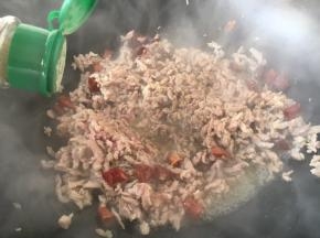 放入少许的白胡椒粉。