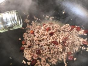 沿锅边烹入1勺料酒。