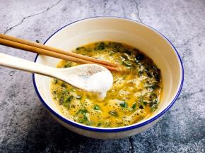 放入3g盐调味。