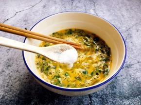 放入3g盐调味。