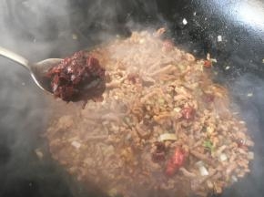 放入1勺郫县豆瓣酱，翻炒均匀。