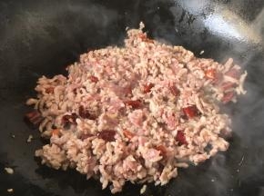 将肉末滑散，炒至颜色变色。