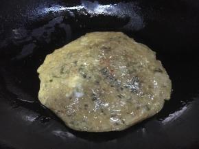 煎制一小会儿，反面继续煎制，把两面煎成微微的金黄色即可。