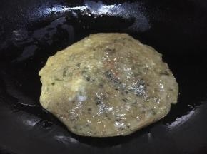 煎制一小会儿，反面继续煎制，把两面煎成微微的金黄色即可。