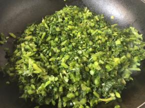 热锅凉油，放入雪菜末煸炒，多煸炒一会儿，把水分煸炒出去。