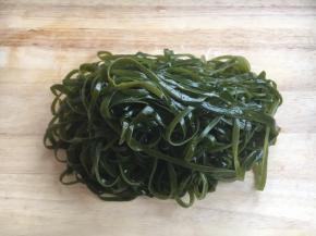 海带反复清理干净，沥干水分，切成自己喜欢的长短的段。