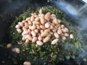 放入煮熟的花生米。