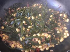 中火烧制约10分钟左右，烧至海带软嫩黄豆成熟即可。可根据个人口味加盐调味。