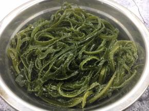 海带用水浸泡，析出盐分。