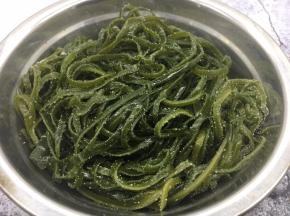 海带用水浸泡，析出盐分。