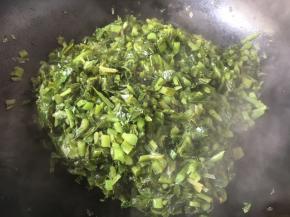 煸炒出香味后把雪菜盛出来备用。