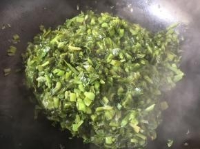 煸炒出香味后把雪菜盛出来备用。