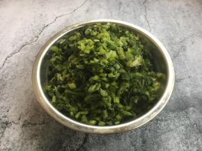 将雪菜切成末。