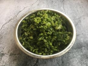 将雪菜切成末。