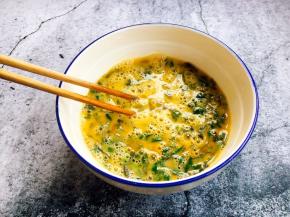 将鸡蛋打散，放入香椿末。