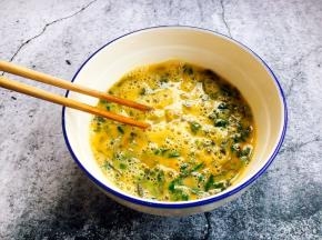 将鸡蛋打散，放入香椿末。