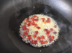 油4、5盛热的时候放入姜末和干辣椒爆香。