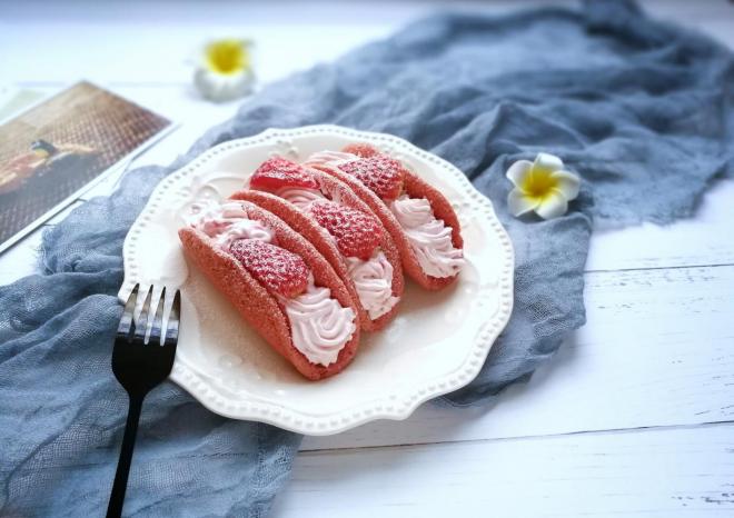 草莓奶油红曲小卷