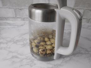 将洗净的鹌鹑蛋放进烧水壶中，水略没过鹌鹑蛋就好。按下烧水键，煮熟后不要管它，让它在里面闷十分钟，即可熟透。其实五分钟就可以了，那样煮出的蛋黄更嫩，但我要炒着吃，所以闷得略久一点，蛋黄更香。（如果是在灶台上放在普通的锅中煮，也是煮好后关火，焖5分钟-10分钟即可)