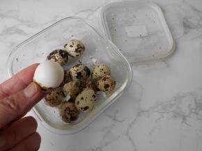 打开看看，蛋壳都变成还连着的小碎片，就可轻松撕掉皮了。