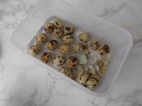 将摇碎的蛋放进水中，在水中剥，边剥边冲一下