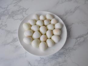 这样就可以得到轻松得到颗颗光滑的鹌鹑蛋了，超简单！