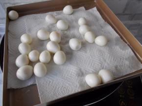 剥好的蛋因为下一步要入油锅，所以要用厨房纸吸尽水份！