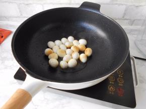 锅中放跟平时炒菜差不多的油，建议用不粘锅，这样用很少的油就可。将鹌鹑蛋放入轻轻晃动，煎成周身带黄壳的的样子。