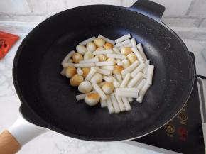 再放入年糕，同样轻晃锅体煎制，注意用中小火即可。