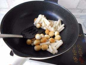 煎到松散的年糕外表微微起小泡泡，而且年糕开始有点互相粘连的状态。