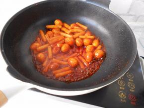 加入少许水略煮后收汁。